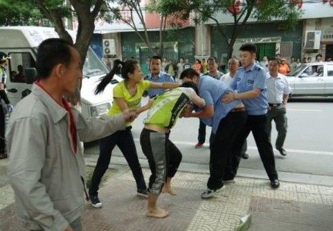 　圖為5月31日，延安城管隊員暴力執(zhí)法場面。