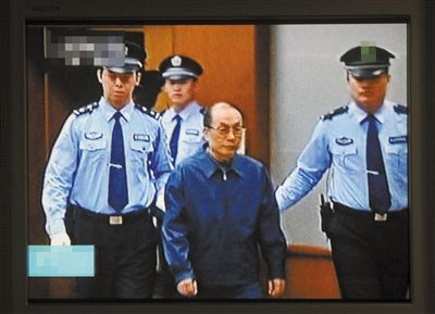 6月9日，劉志軍被帶入法庭。當日，北京市二中院開庭審理原鐵道部部長劉志軍受賄、濫用職權案。新華社記者 公磊 攝