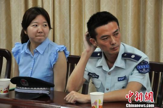 圖為參與“體驗式執(zhí)法”的兩名城管隊員?！埱邸z