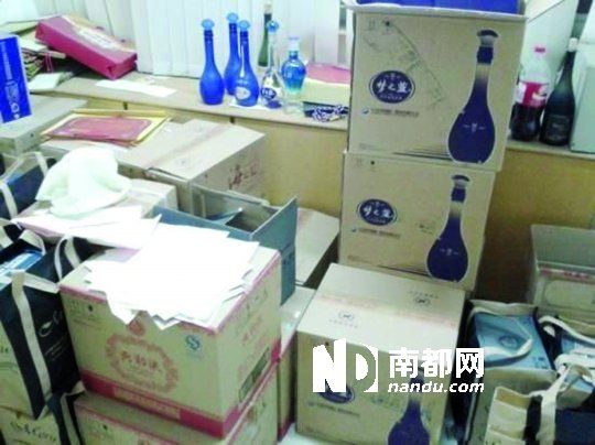 　　江蘇靖江市工商局餐廳倉(cāng)庫(kù)里被爆堆滿了高檔酒。