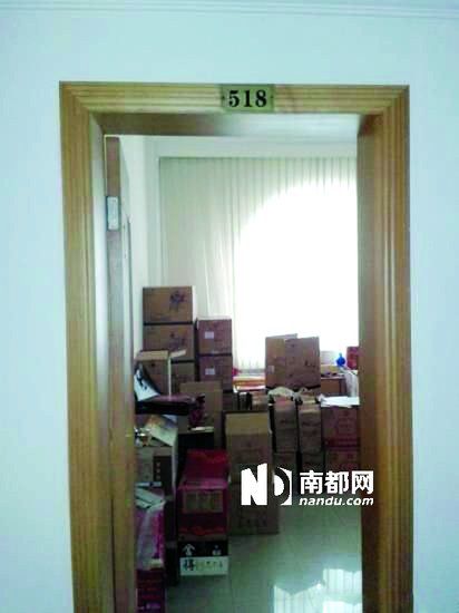 　江蘇靖江市工商局餐廳倉(cāng)庫(kù)里被爆堆滿了高檔酒。
