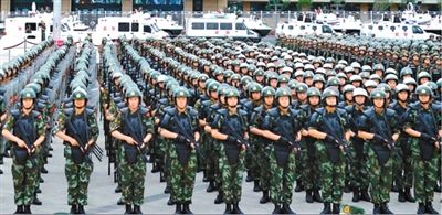 6月29日，新疆武警部隊(duì)反恐維穩(wěn)誓師大會在烏魯木齊市人民廣場舉行。據(jù)《新疆日報(bào)》