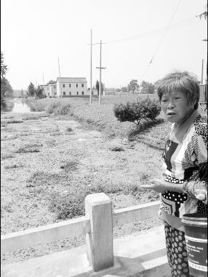 河里長滿浮萍漂著垃圾，村民有時不得已用河水應急
