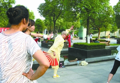 【漢網(wǎng)市民記者“關(guān)艾” 圖文報道】近日，我在漢陽一公園內(nèi)，看見幾個削發(fā)尼姑和群眾們在一起跳健身舞。