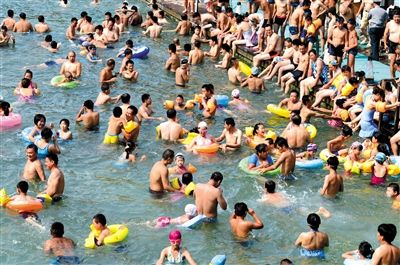 昨日，濟南市最高氣溫超過37℃，位于市區(qū)黑虎泉畔的泉水浴場免費開放。