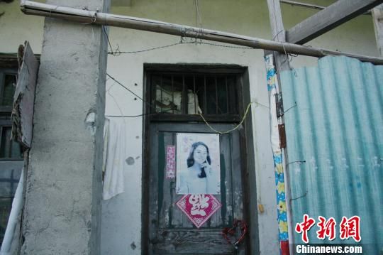 圖為嫌犯租住的民房，當(dāng)天受害人即攀在門(mén)上的窗口對(duì)外呼救。 吳佳蔚 攝