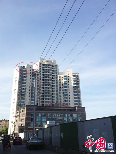 2013年8月14日，江蘇蘇州蘇州市三香大廈高樓18層樓頂東側(cè)陽(yáng)臺(tái)上的“蘇州園林”式別墅，兩座涼亭和兩道回廊，飛檐翹角，一派蘇州園林的氣勢(shì)。中國(guó)網(wǎng)圖片庫(kù)李俊鋒攝影