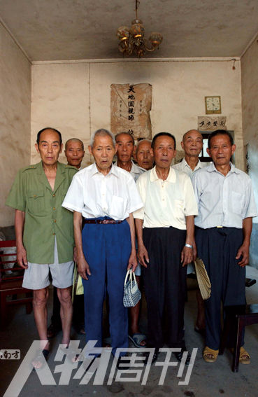 2003年5月，湖南攸縣農(nóng)村的8位志愿軍老兵。10年后回訪時，其中6人已悄然逝去