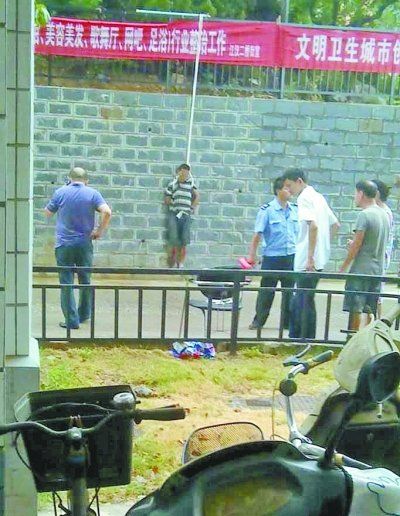 小偷被五花大綁捆在小區(qū)門前的墻壁上示眾。 網(wǎng)友羅先生 攝