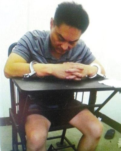韓磊被控制時接受警方訊問。本組圖片為視頻截圖