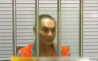 涉嫌窩藏罪的李明在接受訊問。