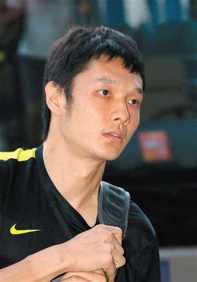 楊智 足球守門員,現(xiàn)效力于北京國(guó)安隊(duì),為國(guó)家隊(duì)守門員。
