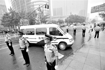 　　昨日早上,押解李某某的車隊開進法院。當(dāng)日,李某某等5人涉嫌強奸案在海淀法院不公開審理。本版攝影/新京報記者 王貴彬