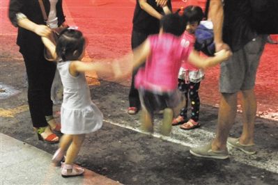 2012年8月1日晚，北京兒童醫(yī)院，三個來自廊坊的小女孩在玩耍，她們都被幼兒園老板性侵害。本版攝影/新京報記者 尹亞飛
