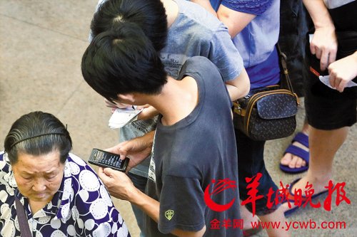 排隊的“黃?！备魇謭?zhí)一疊白紙，上面寫好了要掛號的人的信息，包括姓名、電話、要掛的科室等。穿黑白花紋衣服的老婆婆正在排隊掛號