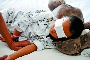 9月2日，小斌斌在病床上休息。山西省眼科醫(yī)院院長賈亞丁介紹，醫(yī)院安排心理專家對患兒及家屬進行心理治療。