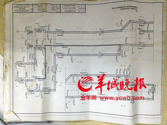 舉報人洪先生稱，里面標注“100”（圖紙默認單位為毫米）的地方，均按照13厘米的鋼筋間距施工