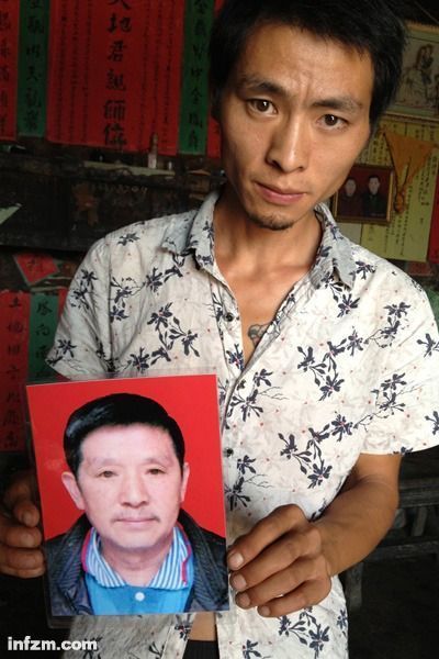 程興貴的兒子程正鵬拿著父親的遺照。程興貴自殺后，政府補(bǔ)償程家6000多塊錢，并終于認(rèn)定了程興貴的代課教齡。 (南方周末記者雷磊/圖)
