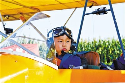 8月31日，5歲半“裸跑弟”從河北固安駕駛飛機(jī)飛越北京野生動物園。圖/CFP