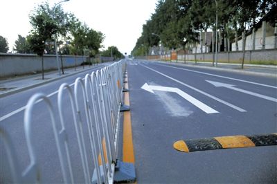 樓梓莊路東，飚車的路已經(jīng)安裝了隔離護(hù)欄和減速帶。新京報(bào)記者