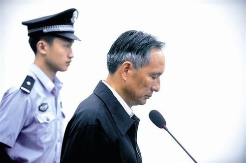 圖為：10日，張曙光在北京市第二中級人民法院接受庭審 新華社發(fā)