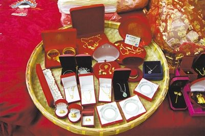 10月1日，王小姐在廣東汕頭舉行婚禮，她的彩禮包括3個(gè)玉鐲、多個(gè)金戒指及一張銀行卡。新京報(bào)記者 吳振鵬 攝