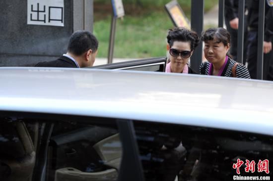圖為宣判結(jié)束后夢(mèng)鴿面無(wú)表情走出海淀法院，乘車(chē)離開(kāi)。