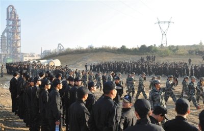 10月12日，貴陽(yáng)，觀山湖區(qū)控拆違指揮部組織2500余人到金華鎮(zhèn)上鋪村空山壩，對(duì)54棟違法建筑進(jìn)行
