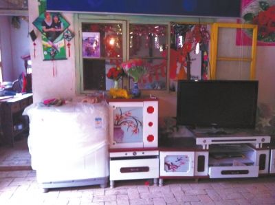 麻永東屋里的家具電器仍是嶄新的。