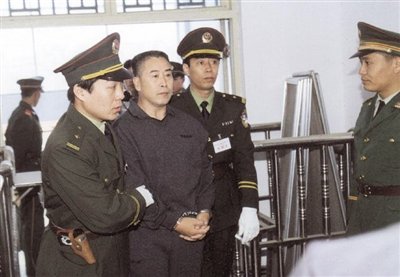 2000年9月30日，河南商丘，胡萬林被法警押上法庭。