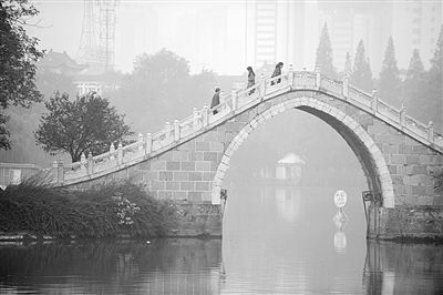 10月28日，市民走在合肥市霧霾籠罩的公園里。新華社發(fā)