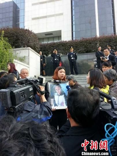 法院外，死者祁某的家人正在接受媒體采訪。 田雯 攝