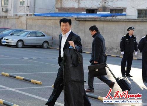 庭審當(dāng)日，李某某辯護(hù)律師張起淮匆匆趕到北京市一中院    人民網(wǎng)記者 翁奇羽攝