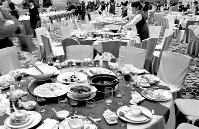 今年1月20日，一國企在廣州一家五星級酒店擺了70桌。臨近年底，在中央“嚴抓四風”背景下，北京國企機