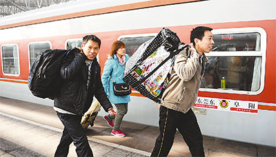 農(nóng)民工從阜陽坐火車去東莞打工。