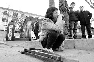 從法院出來以后，家屬和律師正在商量案情，夏鳳各在旁想著想著忍不住哭起來