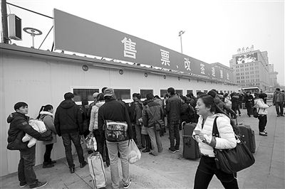 1月6日，北京站搭建完畢的臨時(shí)售票處已經(jīng)投入使用。今年春運(yùn)期間，北京鐵路局共開(kāi)設(shè)售票窗口3421個(gè)，同比增加150個(gè)。新京報(bào)記者