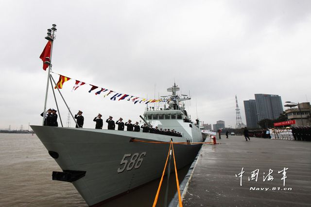 1月8日，某新型導(dǎo)彈護衛(wèi)艦吉安艦入列海軍東海艦隊命名授旗儀式現(xiàn)場。新華社發(fā)