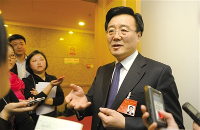昨日，在十四屆人大二次會(huì)議順義代表團(tuán)全團(tuán)審議后，北京市人大代表、北京市常務(wù)副市長(zhǎng)李士祥接受記者提問(wèn)。新京報(bào)記者 浦峰 攝