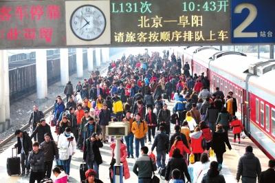 昨天，由北京開出的列車途經(jīng)安徽亳州火車站，大量旅客回到家鄉(xiāng)