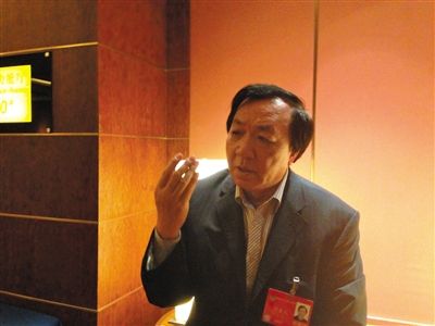 　昨日，在接受采訪時，何香久強調，大多公務員是勤勉工作的。