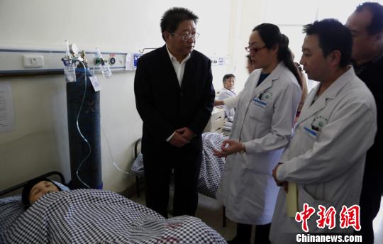 圖為青海省委常委、西寧市委書記毛小兵正在詢問患者病情?！×_云鵬　攝