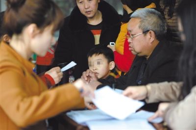 昨日，家長為服用藥品的幼兒登記參加體檢。西安兩所幼兒園長期給園內(nèi)幼兒集體服用“病毒靈”。