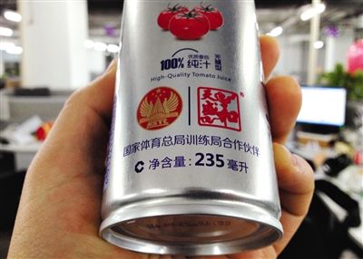 在涉訴產(chǎn)品的包裝上，印著“國(guó)家體育總局訓(xùn)練局合作伙伴”標(biāo)識(shí)。新京報(bào)記者 倪華初 攝