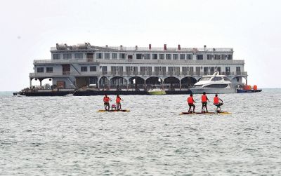 位于三亞市大東海附近海域的海上會所3月22日攝。新華社發(fā)