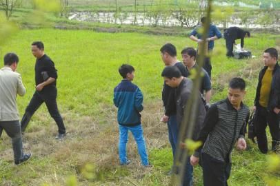 少年指認(rèn)藏槍地點(diǎn)。