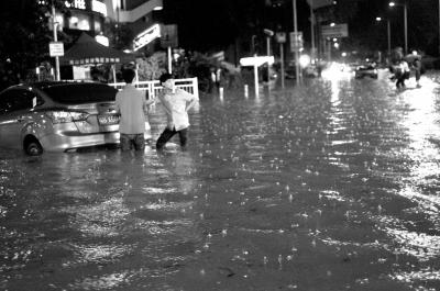 3月30日晚，深圳市區(qū)不少地段因暴雨積水，導(dǎo)致一些車輛在水中熄火。
