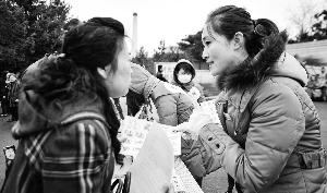 墓區(qū)服務(wù)員（右）見證了喪葬“綠化進(jìn)程”。新華社發(fā)
