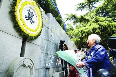 幸存者和遇難者遺屬昨在紀念館“哭墻”前獻花。
