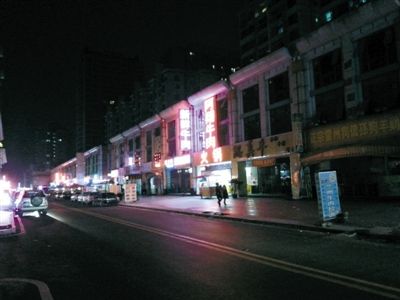 3月11日，掃黃后晚上8點天鵝湖路冷清的街道。以前，這里都是人和車輛，街邊站滿了小姐。新京報記者 林野 攝